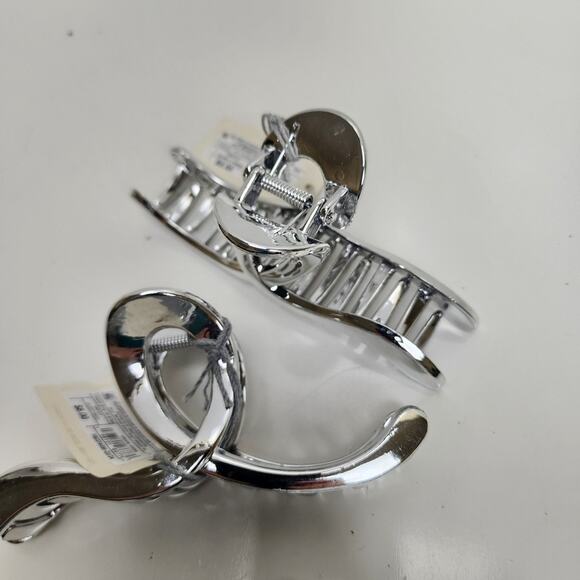 Target Universal Thread Set of 4 Silver Colored Plastic Butterfly Hair Clips NWT - Picture 4 of 7